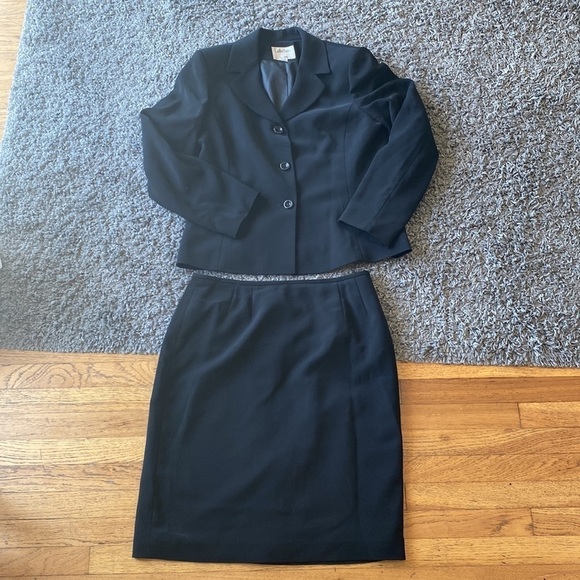Collections for Le Suit Black 2 Piece Skirt and Blazer Suit Size 10P - Picture 1 of 17